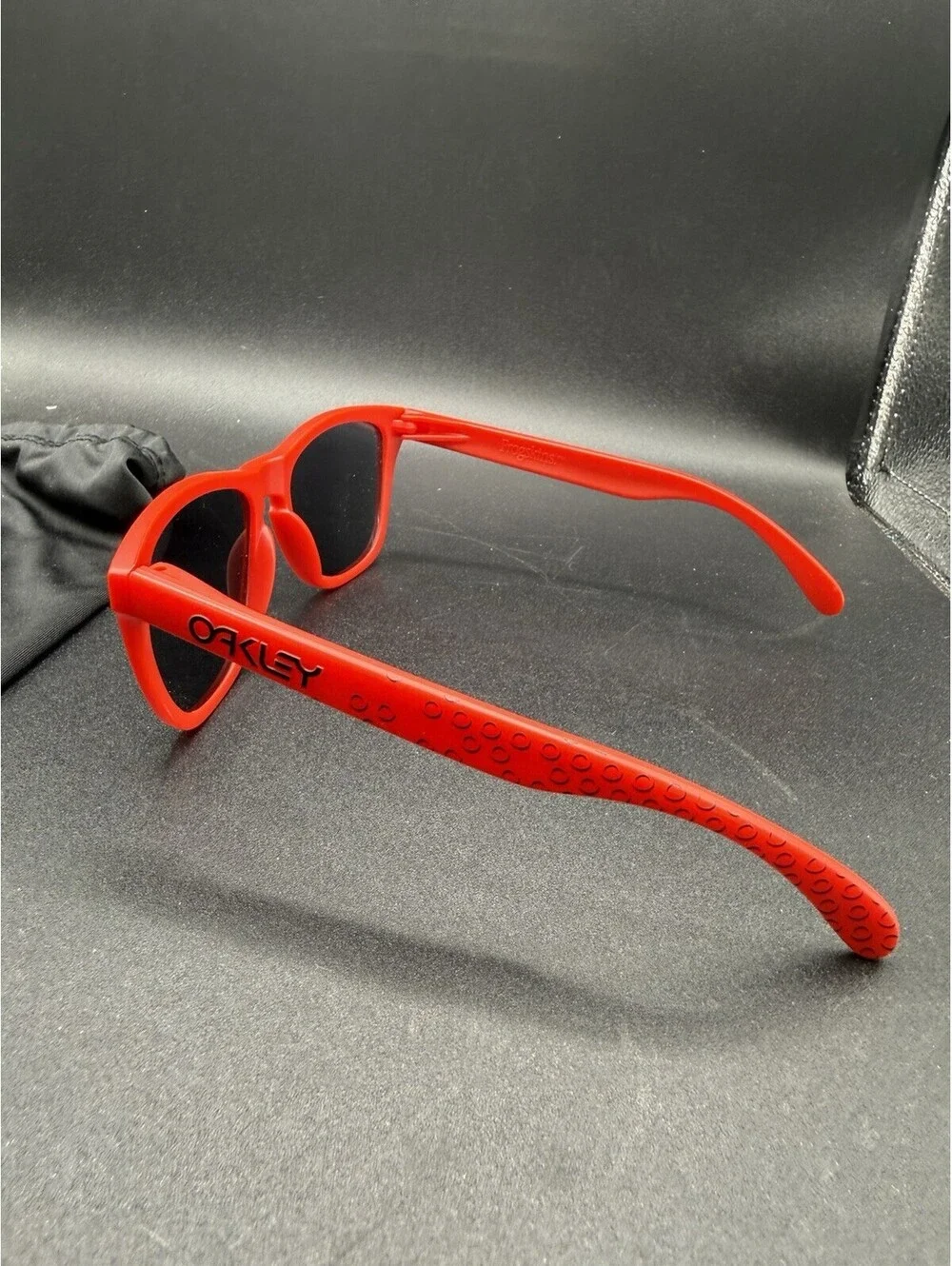 Oakley Frogskin Matte Red B1B/Ice Iridium Lenses